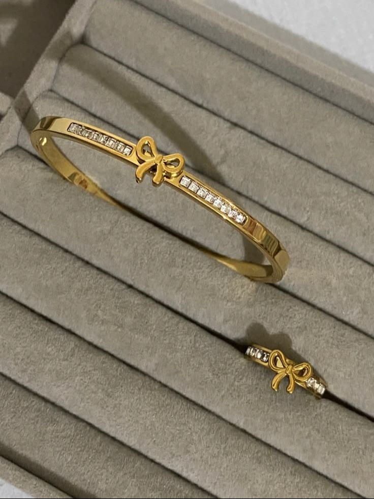 Bow handcuff with ring 